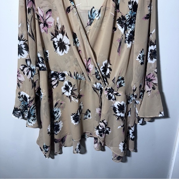 Torrid Floral Beige Faux Wrap Blouse Size 3x Bell Sleeves - Picture 4 of 10